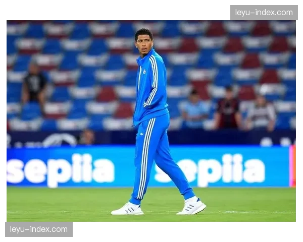 抵达慕尼黑，皇马全队进行踩场训练，贝林厄姆状态轻松